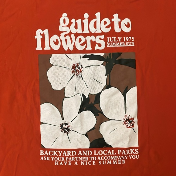 Red flower graphic crop top - Picture 3 of 3